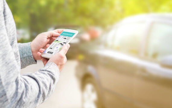 Data Personalization in Car Sharing: Who Wins?